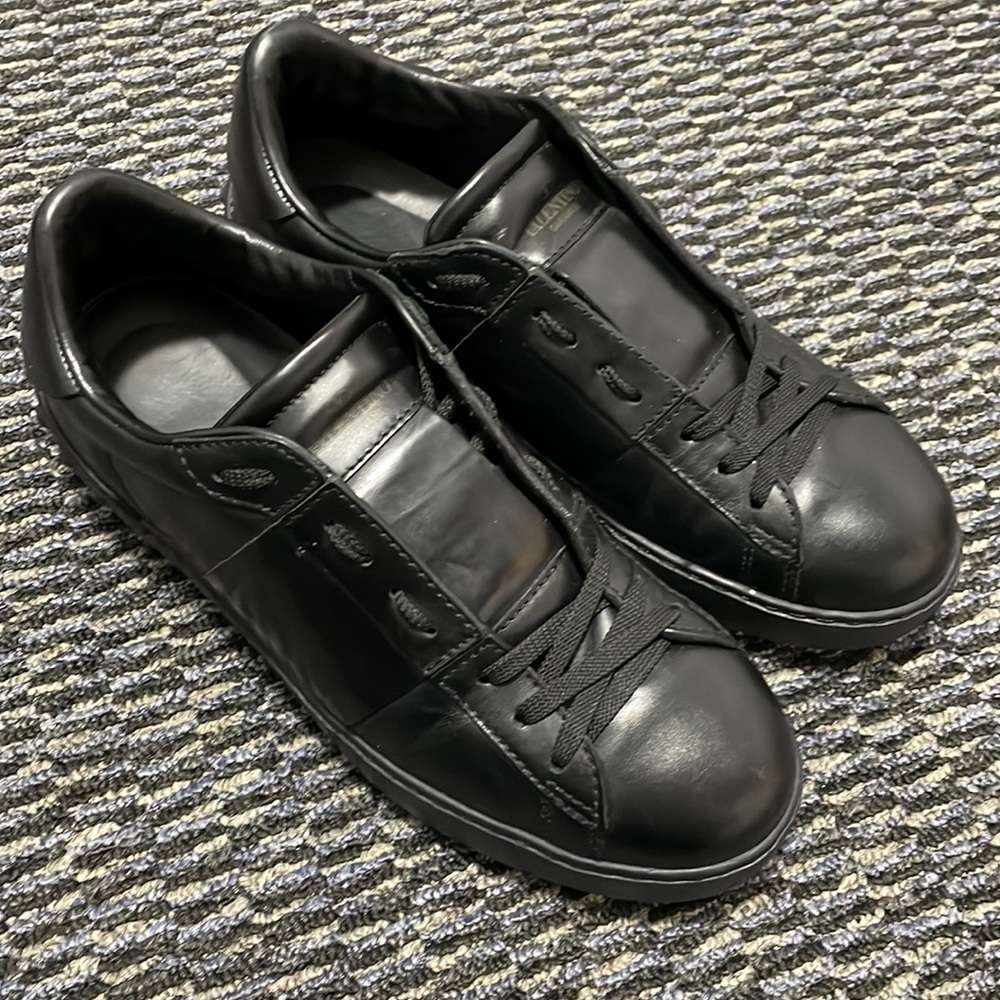 **SOLD** EUC Valentino Garavani Sneakers size 41